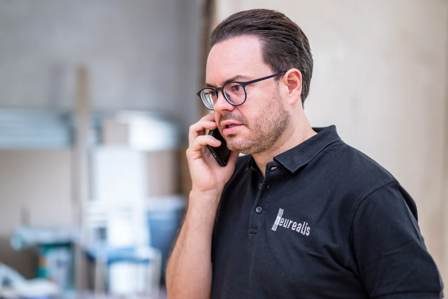 Holger Neumann telefoniert auf der Baustelle