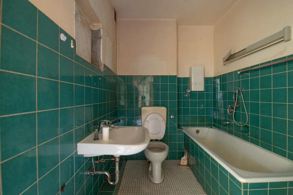 Badezimmer vor Komplettsanierung