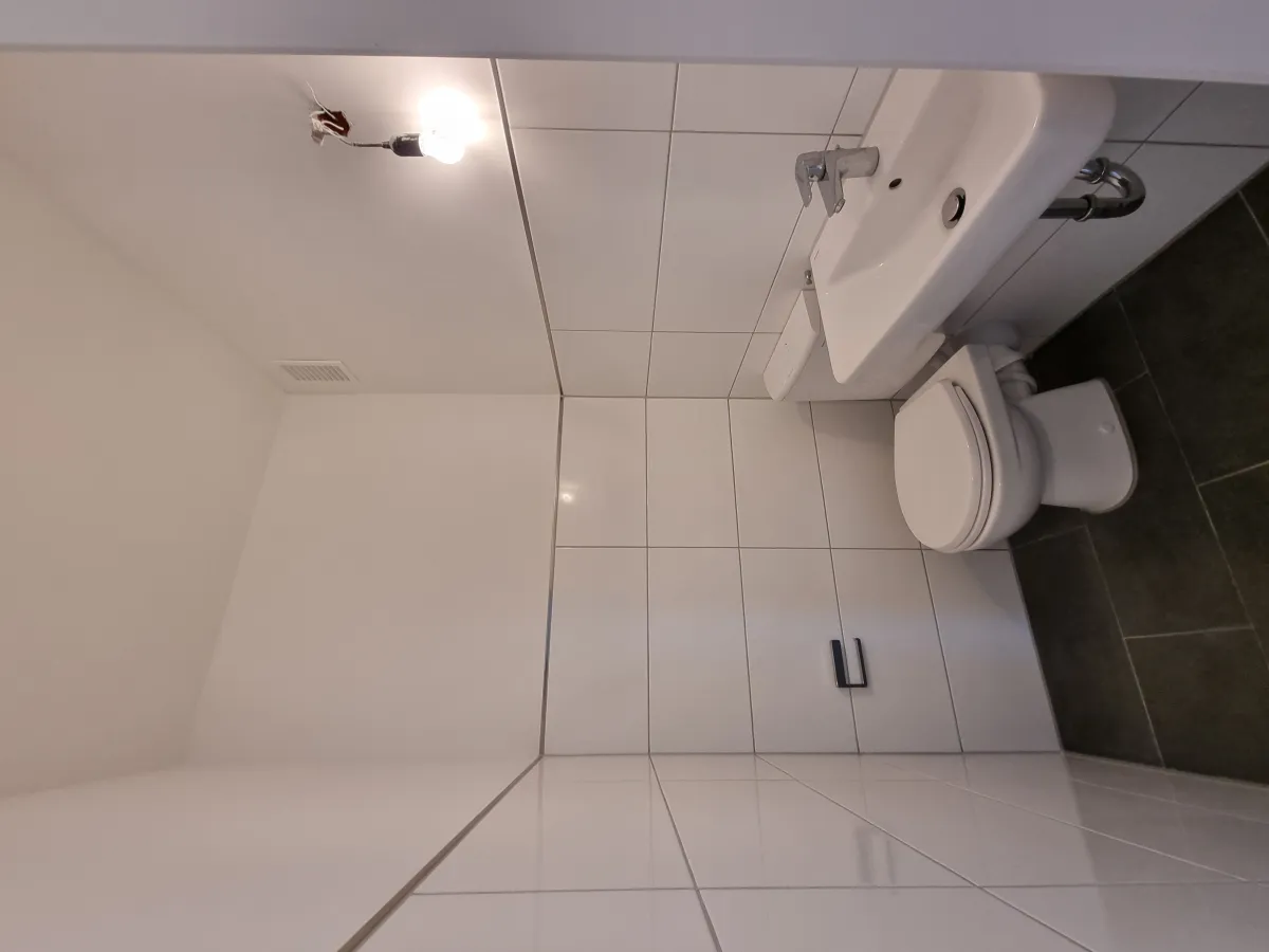 Modernes Badezimmer mit bodengleicher Dusche und ebenerdigem Zugang
